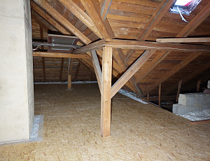 Zateplení stropu rodinného domu pomocí foukané izolace